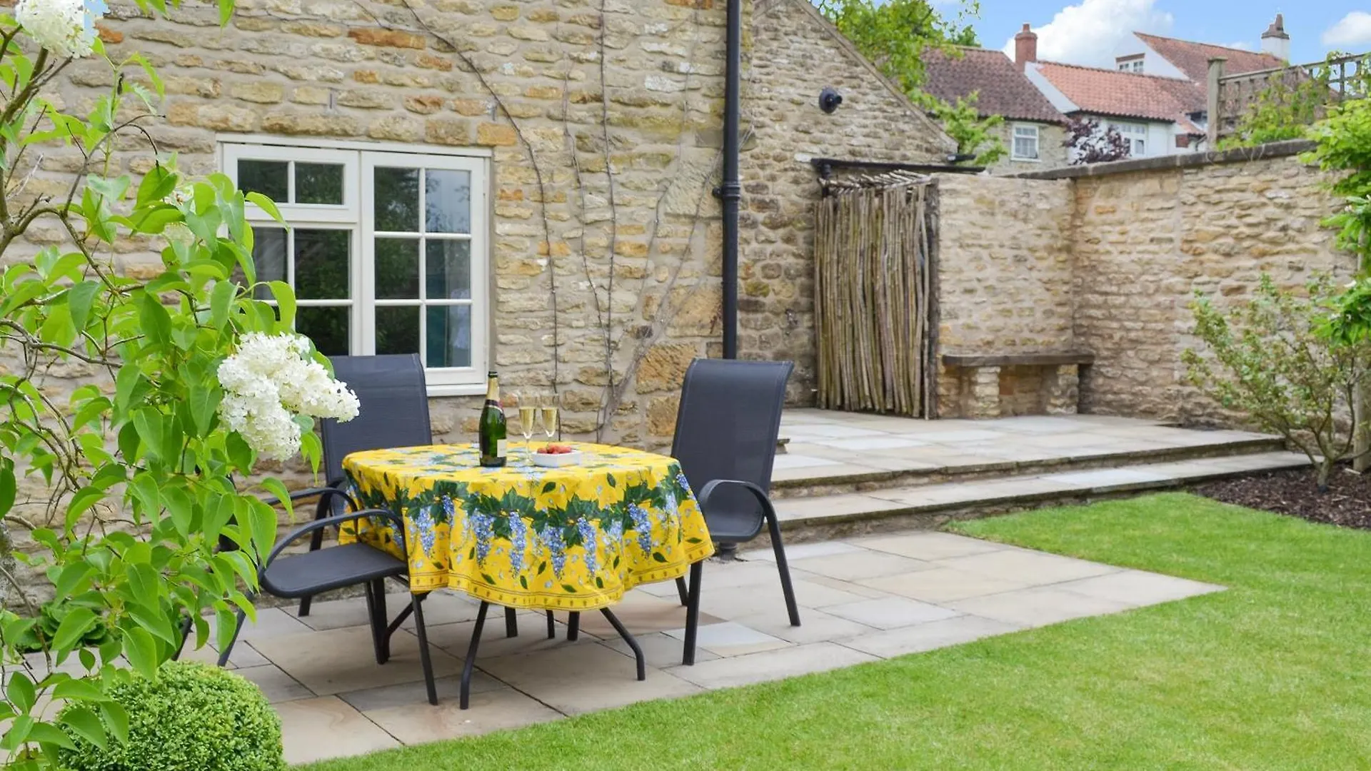 Sunny Cottage Bulmer Holiday home